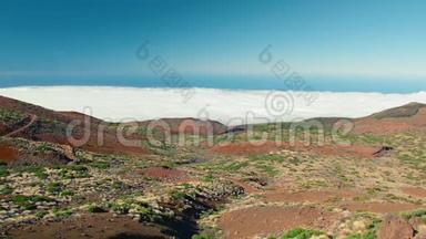 美丽的风景秀丽的加那利群岛泰德火山山地景观，群山耸立在高低起伏的笼罩之上